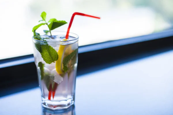 cam buz çay nane ve limon üzerinde bir pencere ile