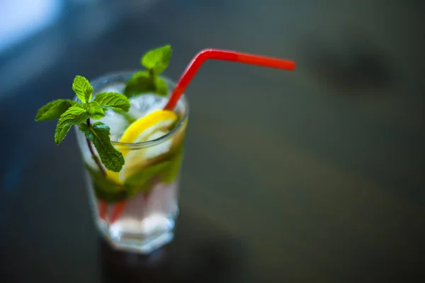 cam buz çay nane ve limon bir tablo ile