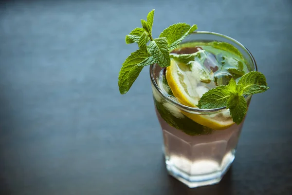 cam buz çay nane ve limon bir tablo ile