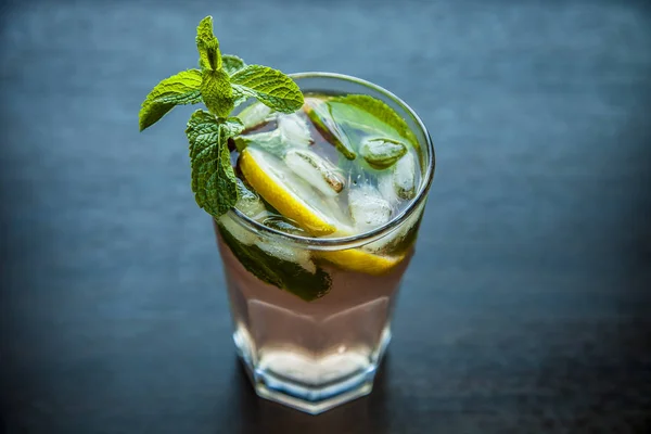 cam buz çay nane ve limon bir tablo ile