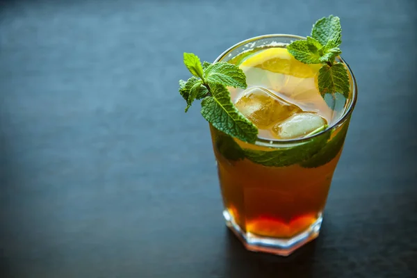 cam buz çay nane ve limon bir tablo ile