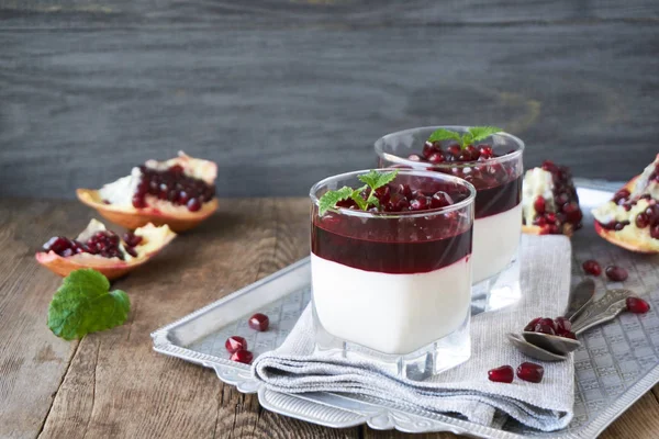 Panna cotta ile ahşap bir masa nar jöle                       