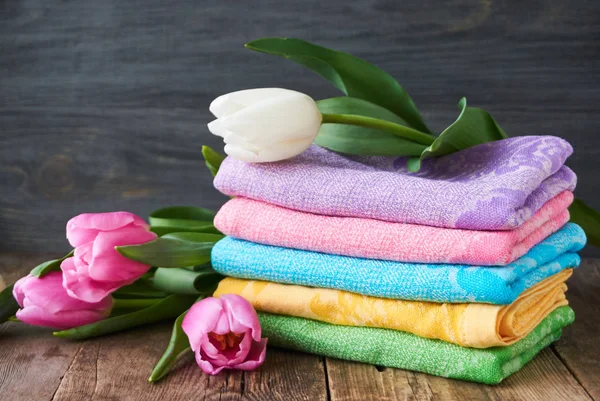 Ahşap bir masa üzerinde renkli Mutfak havlu yığını                            