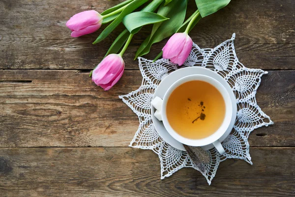 Eine Tasse Grünen Tee Und Rosa Tulpen Auf Einem Holztisch — Stockfoto