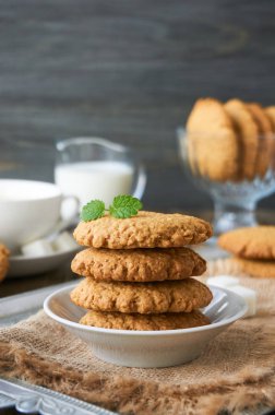 Küçük bir kase yulaf ezmeli kurabiye                             