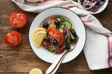 Salata, domates, salatalık, zeytin ve bir kase kırmızı soğan                       