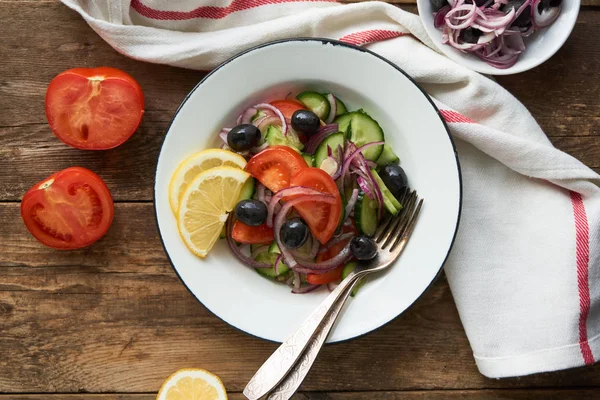 Salata, domates, salatalık, zeytin ve bir kase kırmızı soğan                       