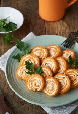 Çin böreği domates salçası, peynir ve taze yeşillik ile                               