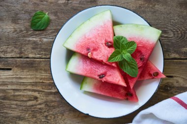 Bir kasede karpuz dilimleri                               