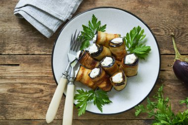 Süzme peynir, sarımsak ve taze otlar ile patlıcan ruloları                               