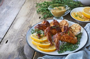 Kekik ve sarımsak ile ızgara tavuk kanatları                               