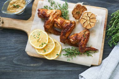 Kekik ve sarımsak ile ızgara tavuk kanatları                               