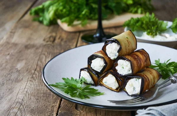 Süzme peynir, sarımsak ve taze otlar ile patlıcan ruloları                               