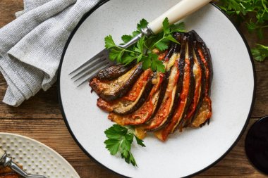Fırında patlıcan domates, sarımsak ve bir plaka üzerinde peynir ile                               
