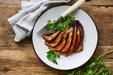 Fırında patlıcan domates, sarımsak ve bir plaka üzerinde peynir ile                               