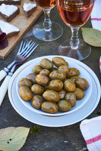 Green Olives Rose Wine Wooden Table — Stock Photo, Image