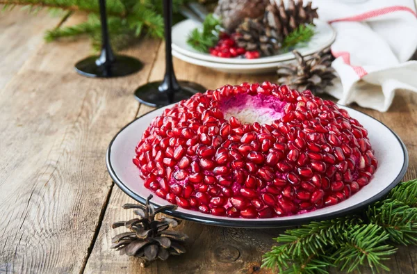 Narlı bir tabakta sebze salata katmanlı                              