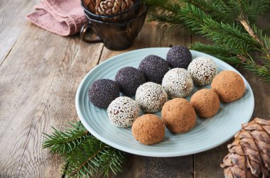 Kurutulmuş meyve ve fındık bir plaka ile ev yapımı şekerlemeler                               