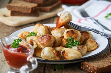 Kızarmış köfte kıyma bir plaka ile doldurulmuş                               