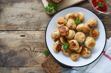 Kızarmış köfte kıyma bir plaka ile doldurulmuş                               