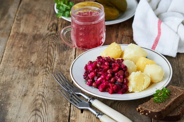 Sebze salatası salata ve bir tabağa haşlanmış patates                               