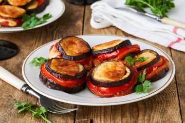 Fırında patlıcan ve domates peynir bir plaka üzerinde                               