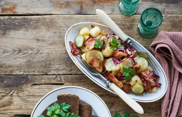 Warme Salade Met Aardappelen Spekjes Augurken — Stockfoto