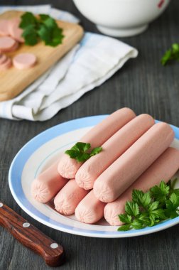 Çiğ sosis tabakta maydanoz ile                               