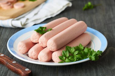 Çiğ sosis tabakta maydanoz ile                               