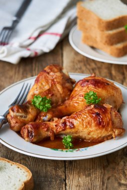 Domates sosu ve baharatlar tabakta tavuk budu                               