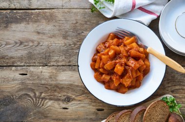 Soğan ve domates sosu bir kase haşlanmış kabak                               