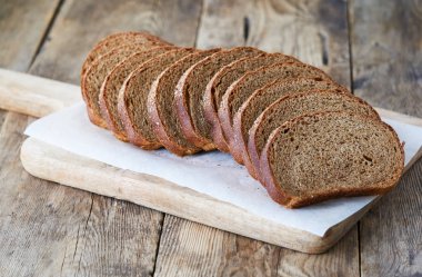 Ahşap kesme tahtası üzerinde taze Çavdar ekmek dilimleri                             