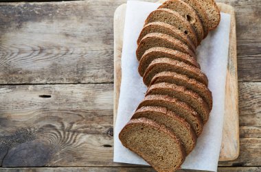 Ahşap kesme tahtası üzerinde taze Çavdar ekmek dilimleri                               