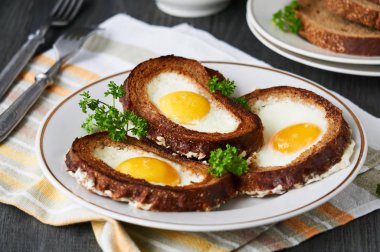 Yumurta doldurma ve bir plaka üzerinde taze maydanoz ile fırında tost                               