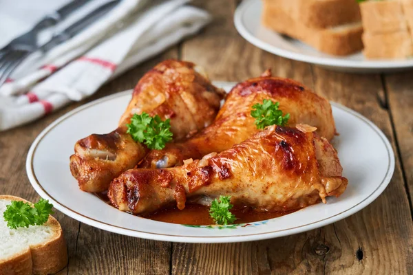 Domates sosu ve baharatlar tabakta tavuk budu                               