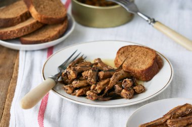 Yağ ve ekmek bir plaka üzerinde konserve hamsi                               