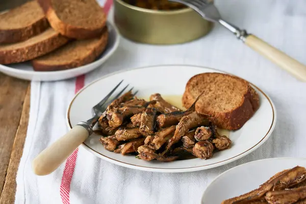 Yağ ve ekmek bir plaka üzerinde konserve hamsi                               