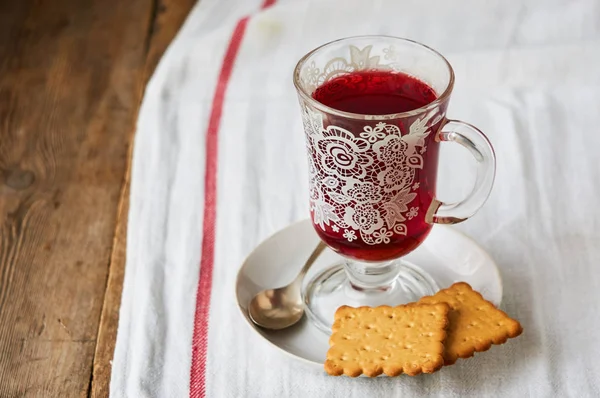 Glas Hibiskustee Und Kekse Auf Einem Holztisch — Stockfoto