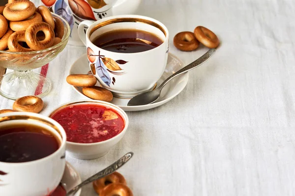 Eine Tasse Schwarzen Tee Mit Bagels Und Erdbeermarmelade — Stockfoto