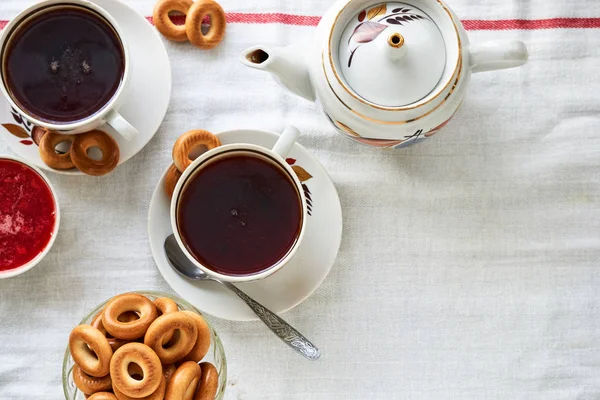 Eine Tasse Schwarzen Tee Mit Bagels Und Erdbeermarmelade — Stockfoto