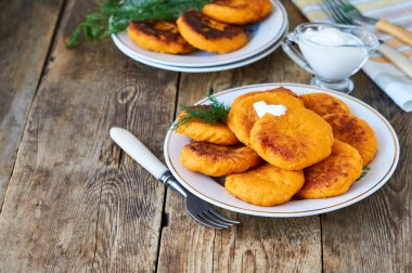 Bir plaka üzerinde ekşi krem ve taze dereotu ile havuç pirzola                               