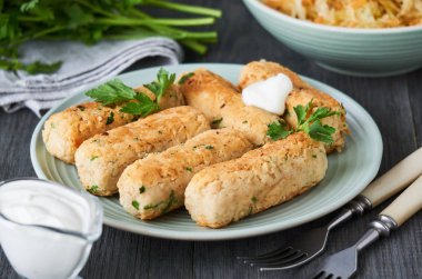 Bir plaka üzerinde haşlanmış beyaz fasulye kızarmış sosis                               