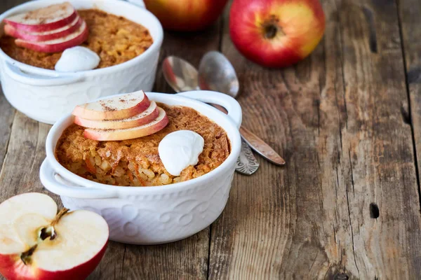 Ahşap arka planda elma ve havuç ile pirinç güveç                                