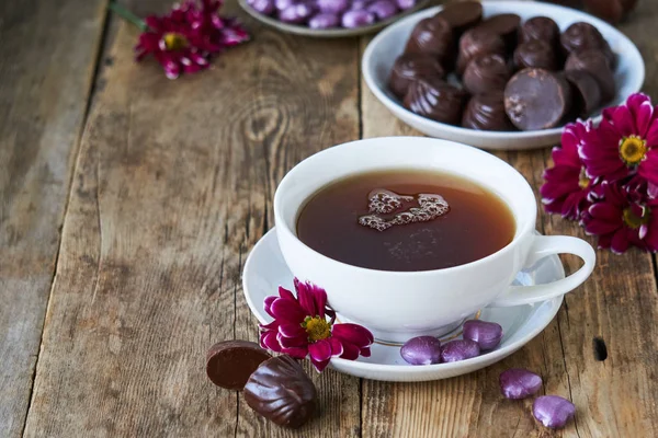 Cup Black Tea Candies Flowers Wooden Table — Stock Photo, Image