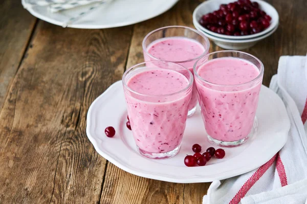 Ahşap arka planda taze yaban mersinli yoğurt içecekleri.                               
