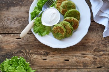 Ekşi krema ve marul yaprakları ile Brokoli pirzola                               