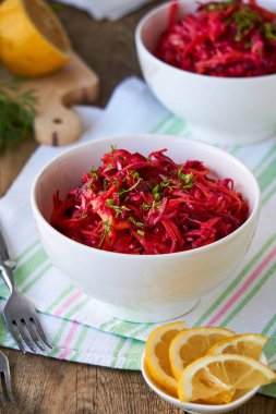 Beyaz bir kapta pancar, lahana ve havuç ile sebze salatası                               