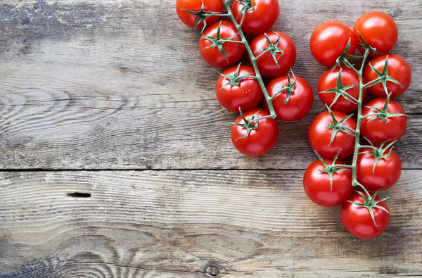 Ramo Tomates Cereja Maduros Fundo Madeira — Fotografia de Stock