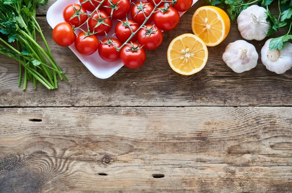 Tomates Cereja Maduros Com Ervas Frescas Alho Limão Sobre Fundo — Fotografia de Stock