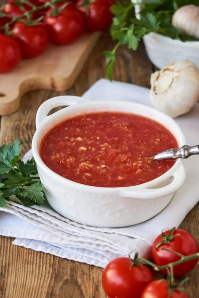 Beyaz bir kapta sarımsak ve yabanturpu ile Baharatlı domates sosu                               